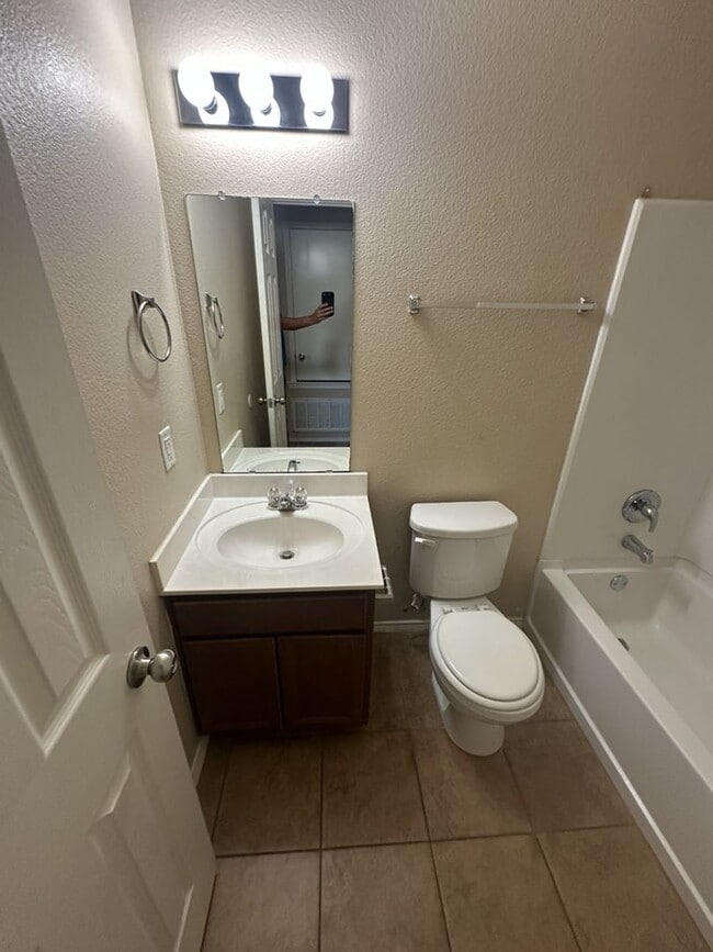 Building Photo - AVAILABLE NOW!