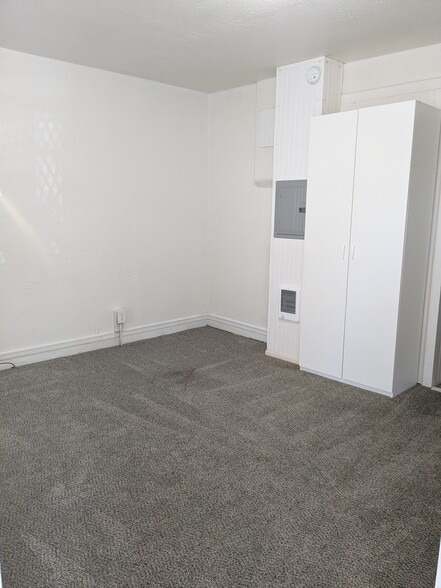 Building Photo - 303 S 5th St