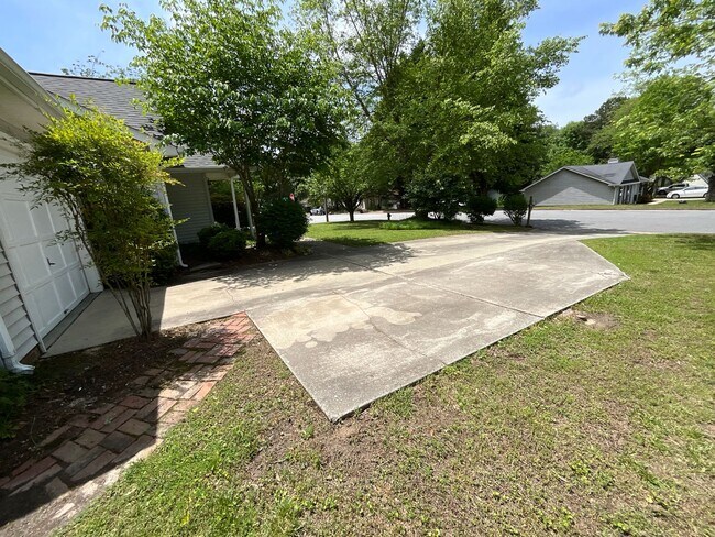 Building Photo - Now Available to View! Immaculate 2 bed, 2 bath, Fireplace, Garage, Granite and More!!