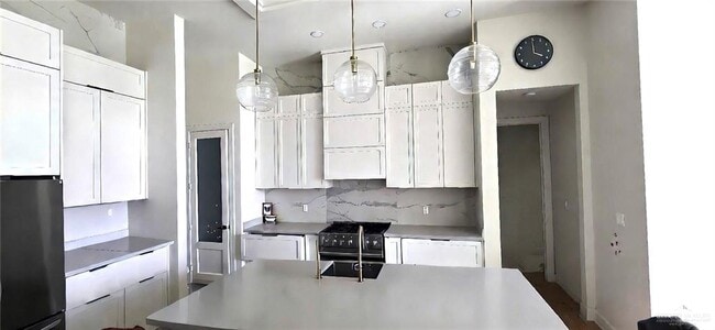 Building Photo - 8TH E St