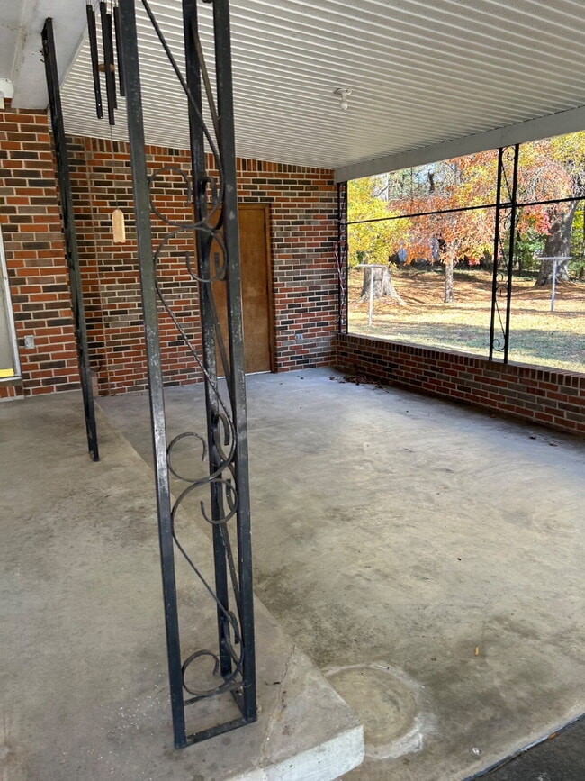 Building Photo - "Charming 3-Bed Home with  Hardwood Flooring & Spacious Living in Cookeville!"