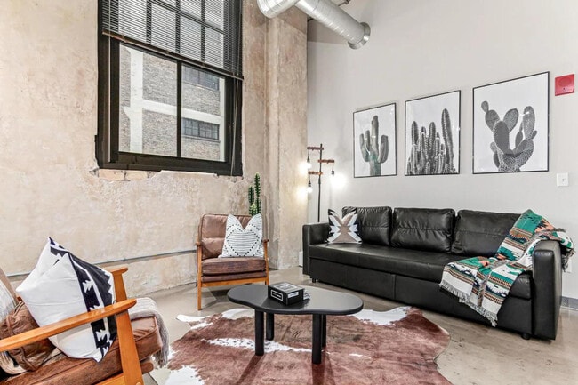 Building Photo - 301 N 7th Ave