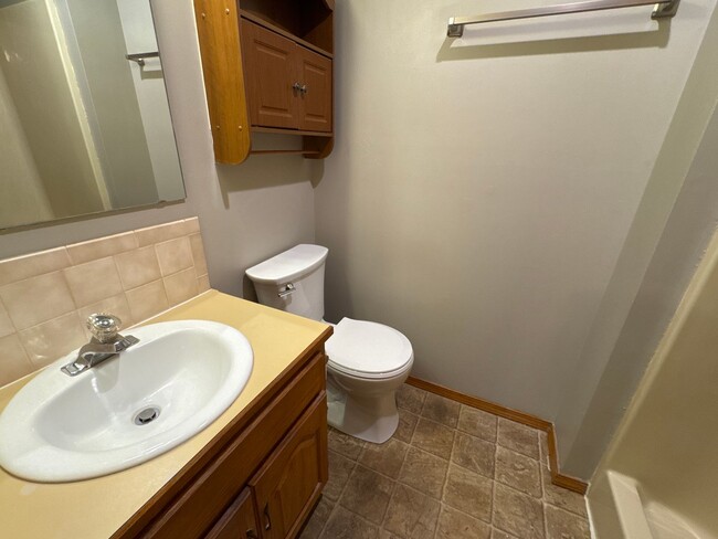 Building Photo - 2 Bedroom 2 Bathroom Duplex in Southwest Springfield! $995! Kickapoo School District!