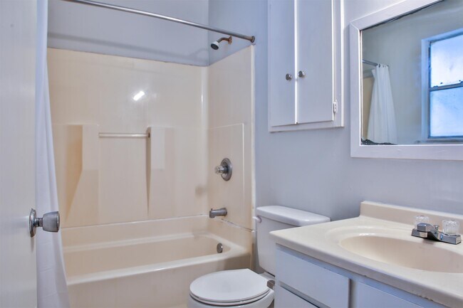 Building Photo - 9518 Millbrook Dr