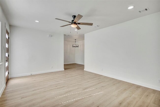 Building Photo - 1402 Valleyridge Cir