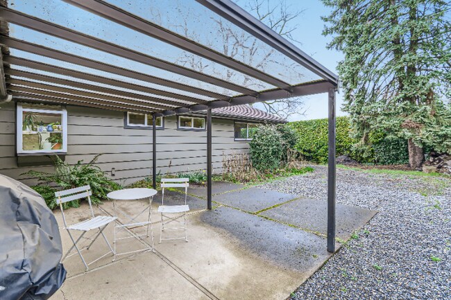 Building Photo - 6106 SE Riverside Dr