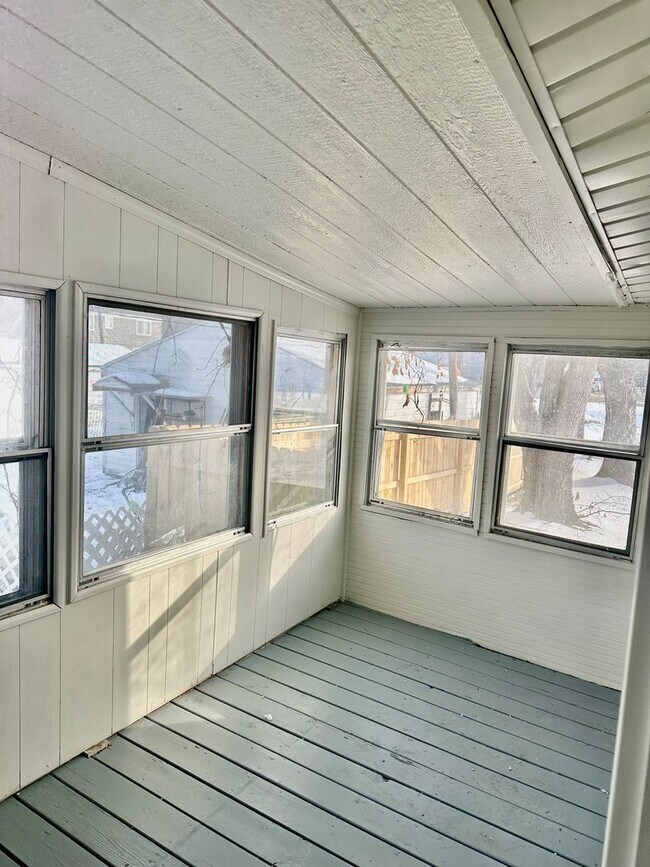 Building Photo - 623 N Carroll Ave