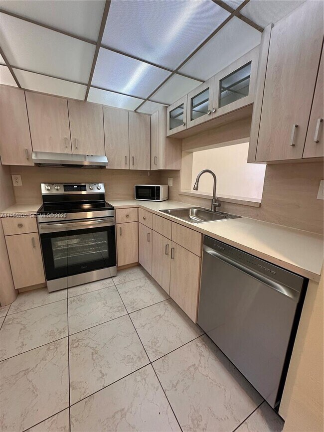 Building Photo - 10875 SW 112th Ave