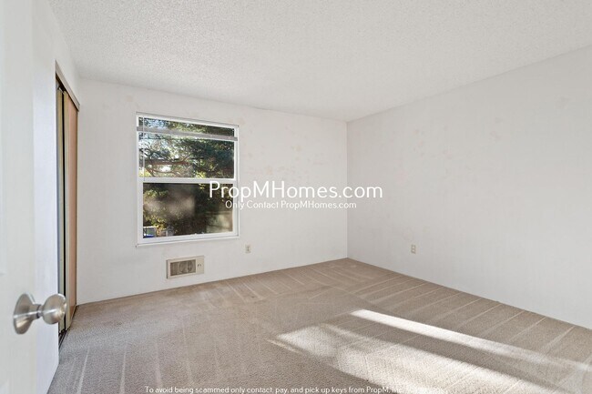 Building Photo - Cozy Two Bedroom in Montavilla - Large Fen...