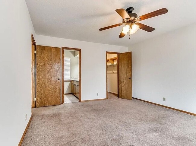 Building Photo - Beautiful 3bed/3bath Townhome Available in Westside Norman!!