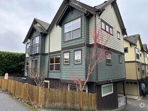 Building Photo - Location Location Location! This huge 3bd ...