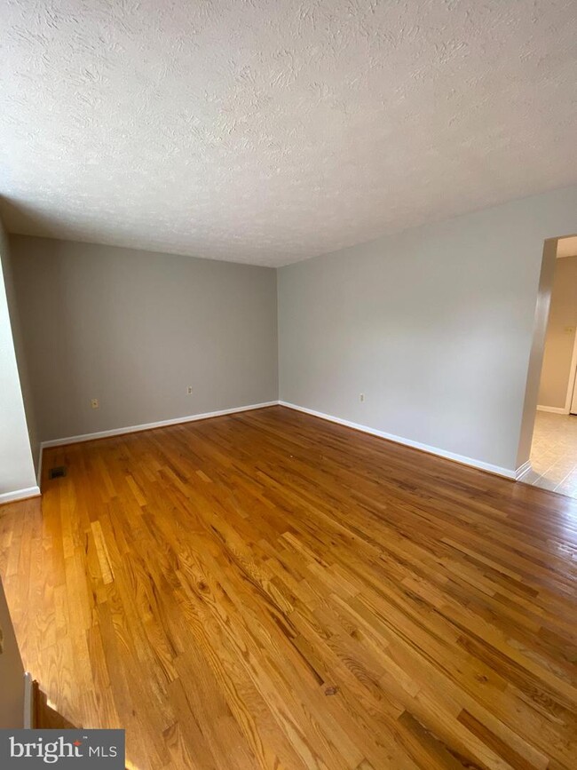 Building Photo - 315 Stratford Dr