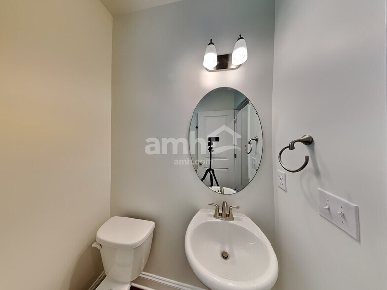 Building Photo - 6003 Rosemore Ln