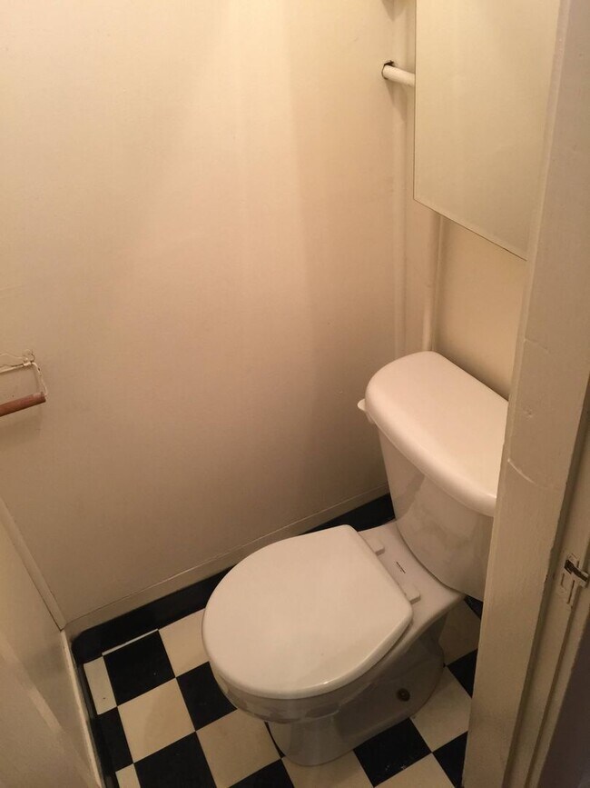 Building Photo - Very unique upper 1bed, great location! Ta...