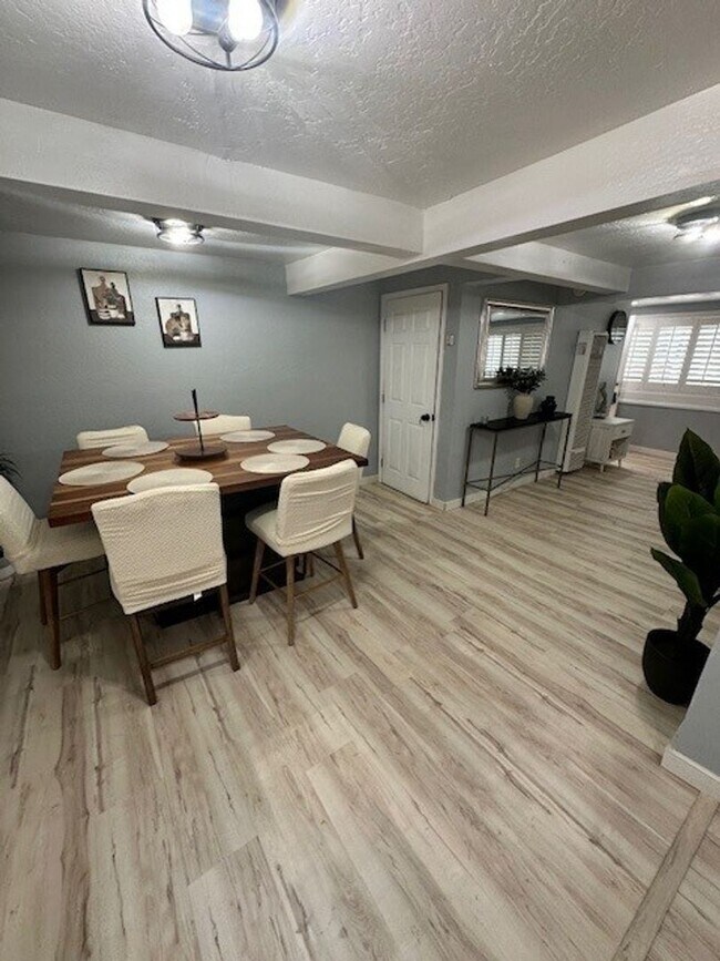 Building Photo - Nicely renovated 2Bd 2Ba house with large yard and pet friendly!! Available for a seasonal rental...