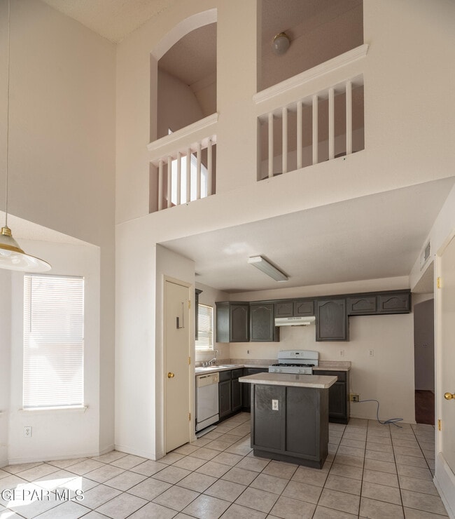 Building Photo - 2212 Tierra De Oro Way