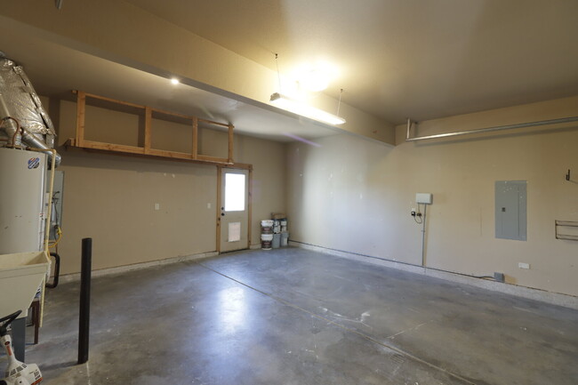 Building Photo - Charming 3-Bedroom Home with Designer Touc...