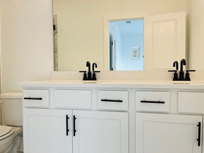 Building Photo - LIKE NEW IN PARK VUE! Townhome located across from Westside Park in Atlanta! MUST SEE!