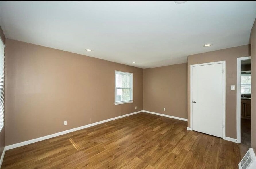 Building Photo - 325 Caithness Rd