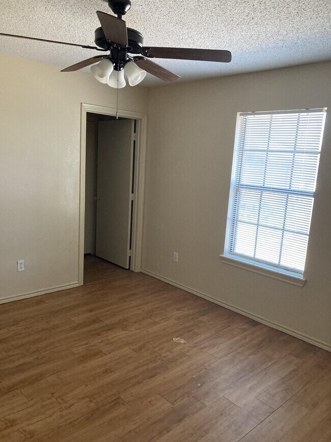 Building Photo - 542 Amigos Ln