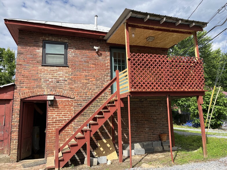 Primary Photo - 402 1/2 W Pine St