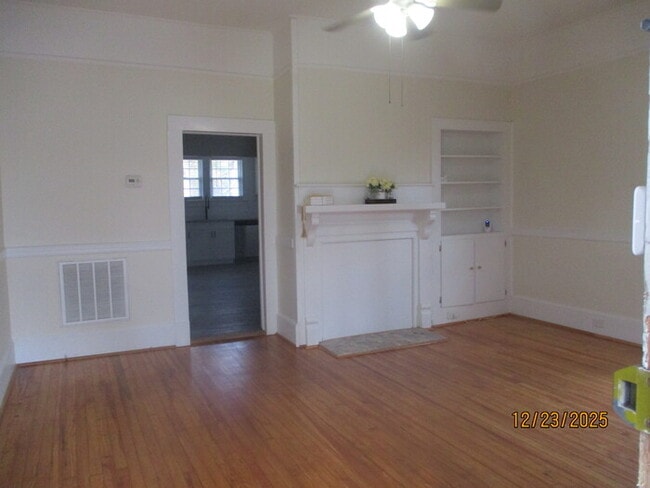 Building Photo - 406 S Rose Ave