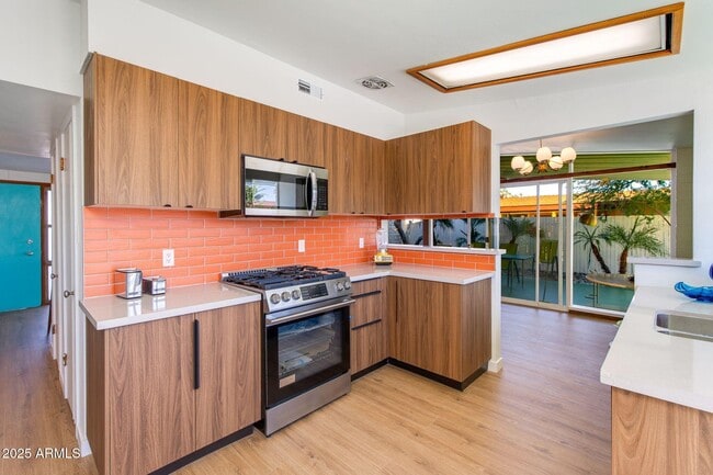 Building Photo - 421 N Evergreen St