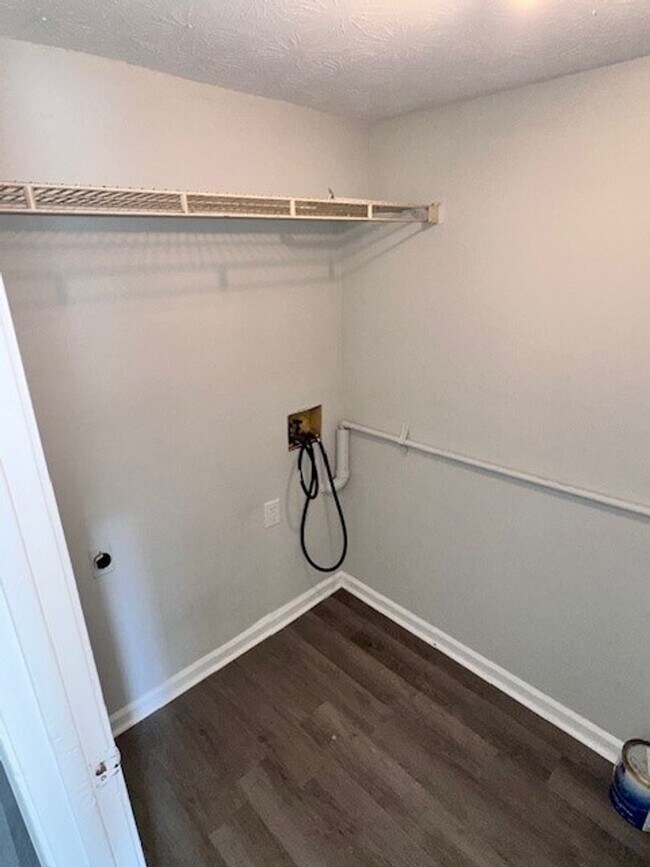 Building Photo - Lovely Townhouse in Winchester! All Electric, Off-Street Parking, W/D Hookups, Small Pets Ok!
