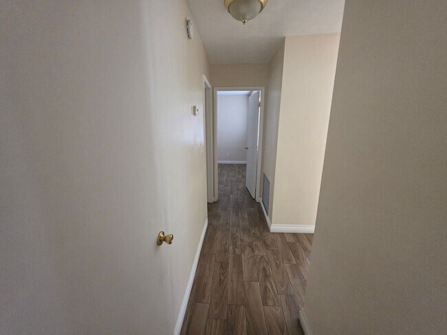 Building Photo - Two Bedroom Two Bathroom Duplex in Hemet!