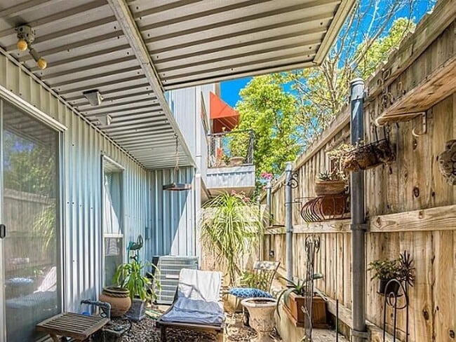 Building Photo - Charming, modern, 3 Bedroom Townhome in Ho...