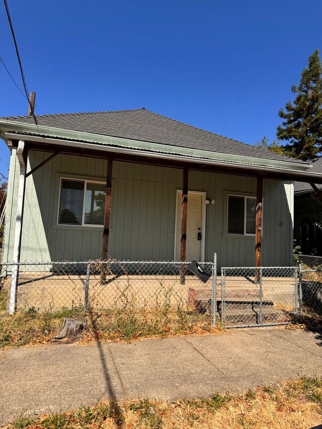 Building Photo - 328 SE Lane Ave