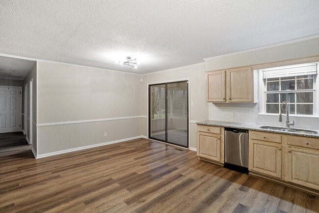 Building Photo - 207 S Hillcrest Dr