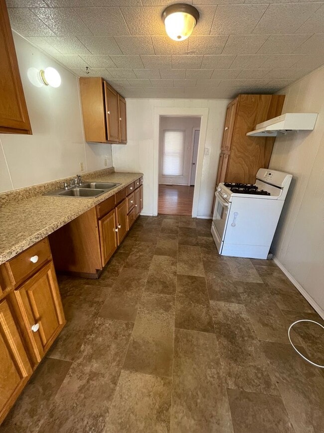 Building Photo - Large 3 Bedroom 1 1/2 Bath House for Rent in Independence KS.