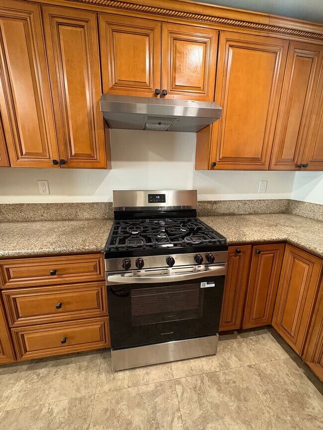 Building Photo - Beautiful 3 Bedroom Condo