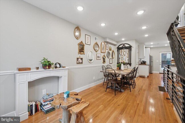 Building Photo - 1233 N Hollywood St