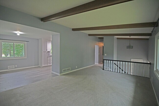 Building Photo - Beautifully updated 'Tonka rental available! 3 beds 2 baths in Royal Hills!