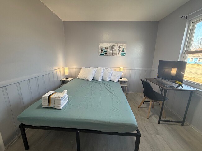 Building Photo - 2136 Ridgeway St