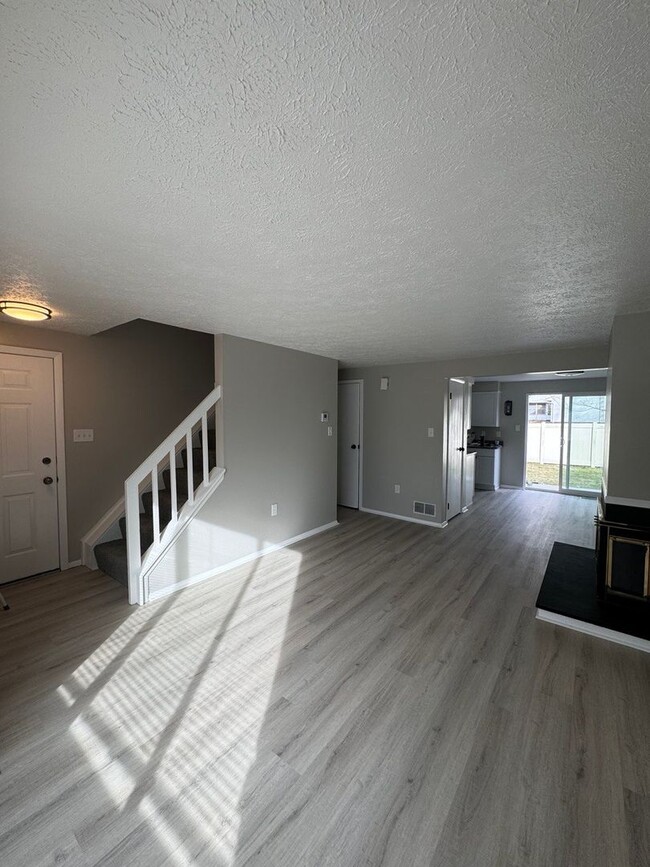 Building Photo - For Rent: 2 BD | 1.5 BTH | Garage | Spacio...