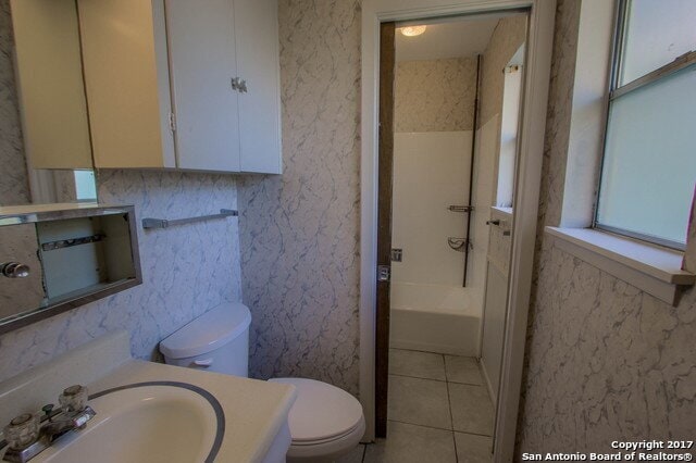 Building Photo - OFFERING 1-MONTH FREE RENT!!