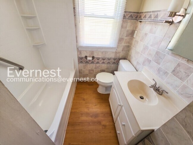 Building Photo - 3 Bed/2.5 Bath Home with Detached Garage / Pet-Friendly / Vouchers Accepted / Available Now!