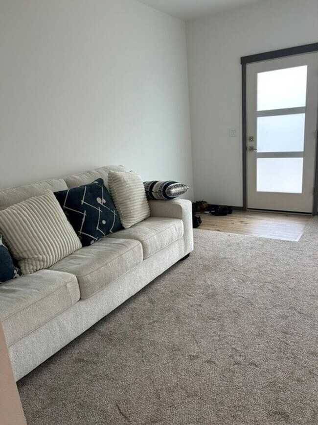 Building Photo - Windergreen Townhome