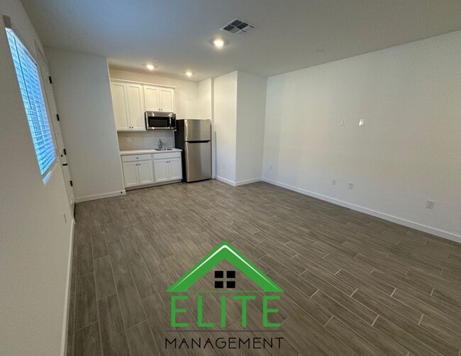 Building Photo - 10355 Bass Holw Ln