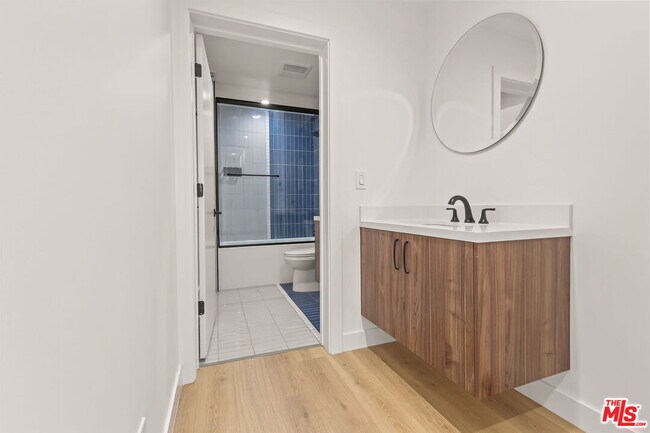 Building Photo - 803 N Harvard Blvd