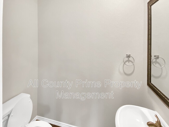 Building Photo - 807 Commanche Rd