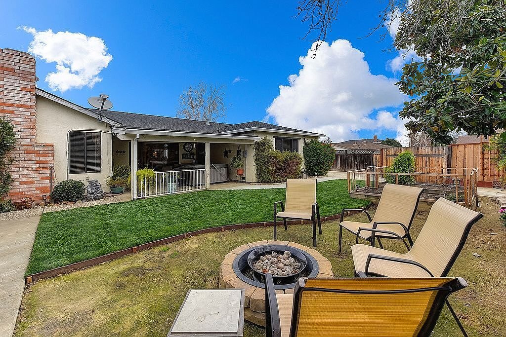 Building Photo - 2331 Robles Dr
