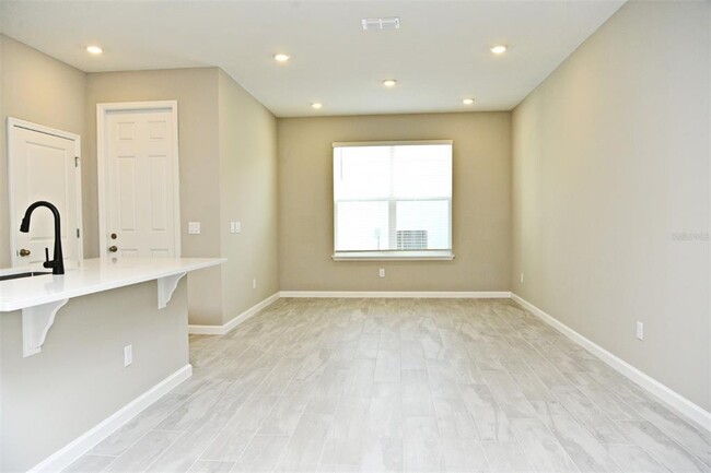 Building Photo - 627 Bayhawk St