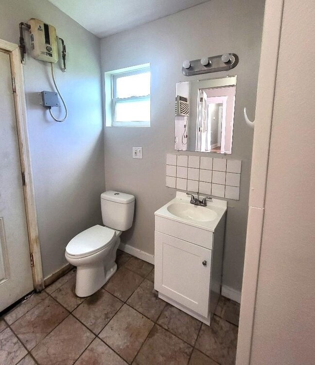 Building Photo - 2.0 bedroom in St. Petersburg Florida 33705