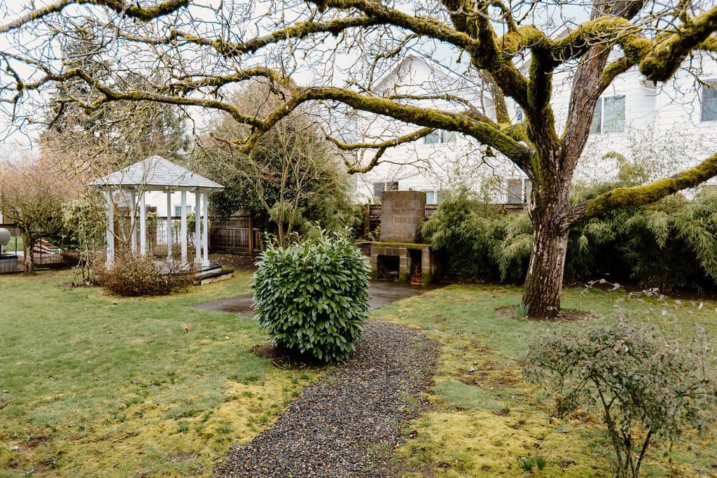 Gazebo, fenced yard, outdoor fireplace - 3200 SE 78TH AVE