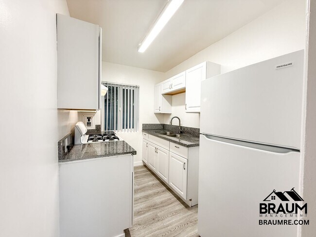 Building Photo - 15546 Vanowen St