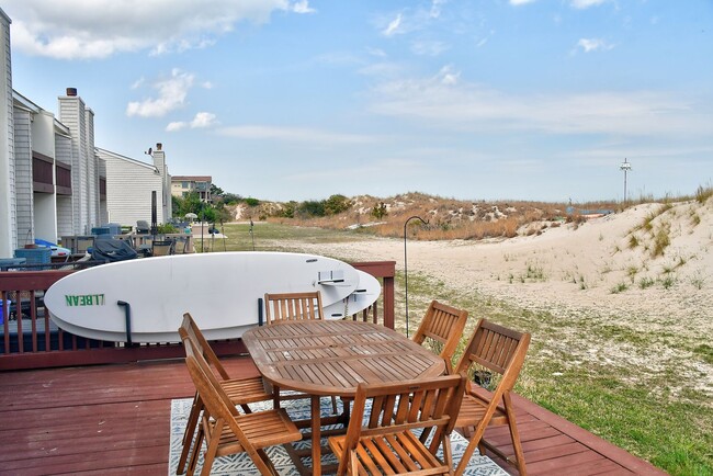 Building Photo - Beautiful Bayfront Townhouse !